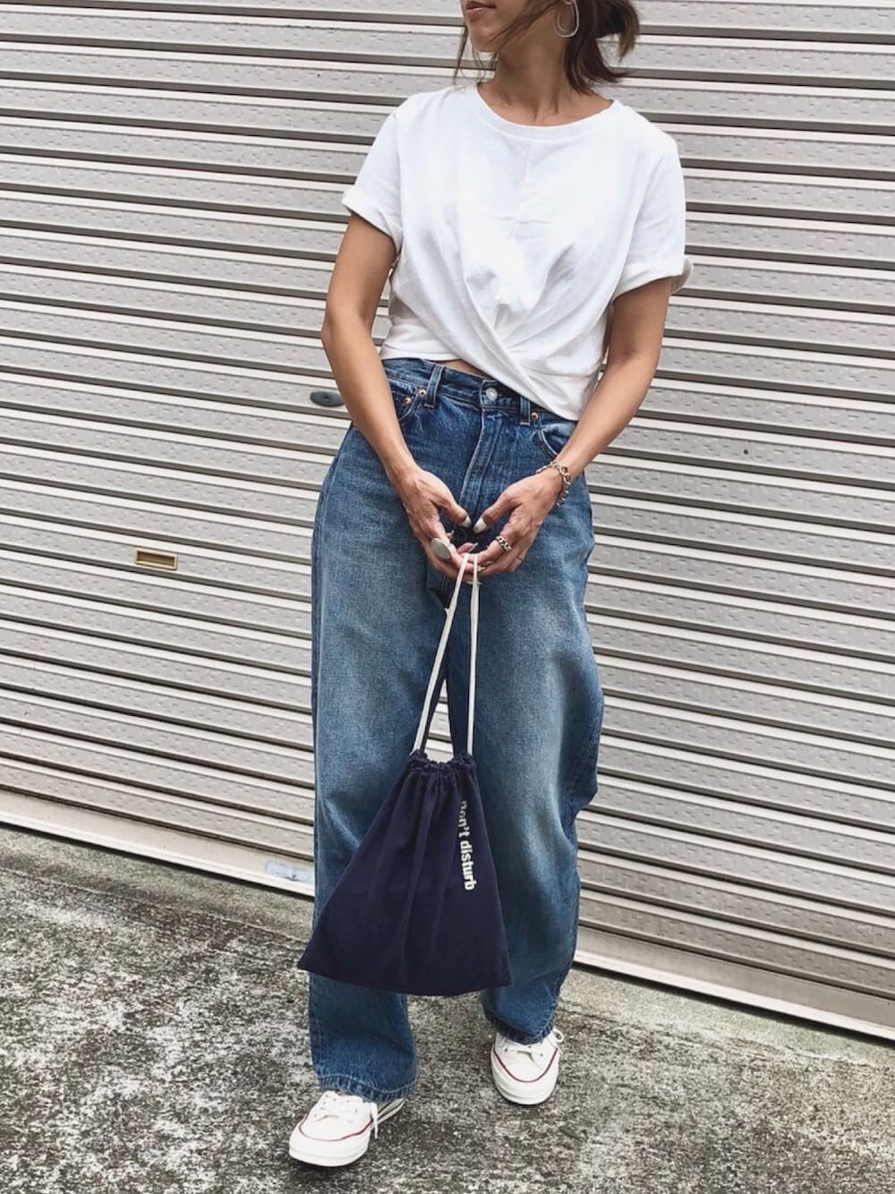 ホワイト系のTシャツ/カットソー、ブルー系のデニムパンツ、ブラック系のハンドバッグを着用したレディースの夏コーディネートの1枚目の写真