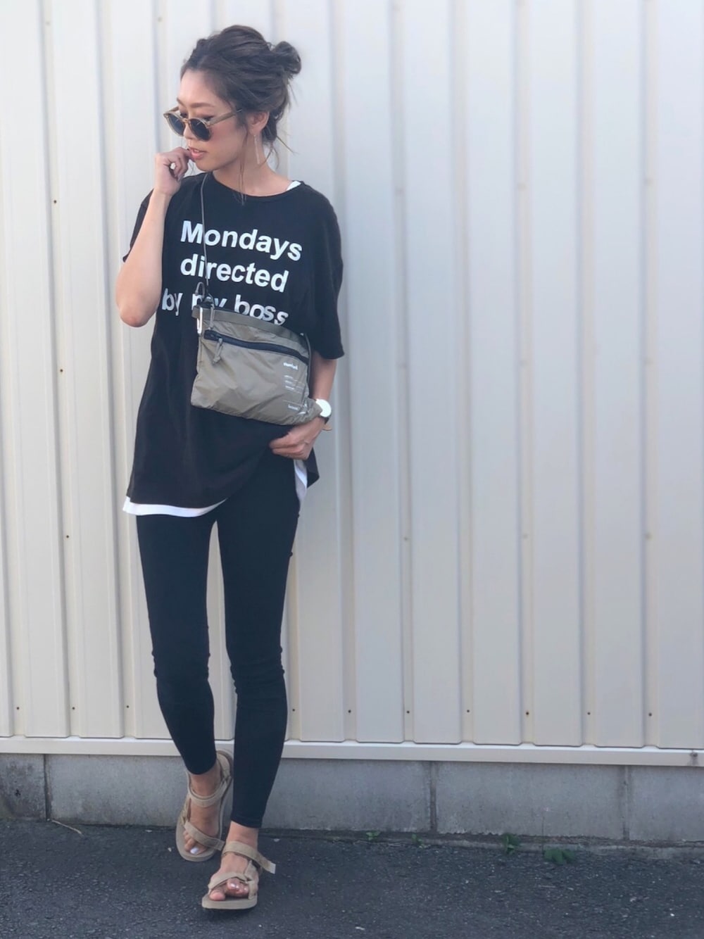 ブラック系のTシャツ/カットソー、ベージュ系のショルダーバッグ、ベージュ系のサンダルを着用したレディースの夏コーディネートの1枚目の写真