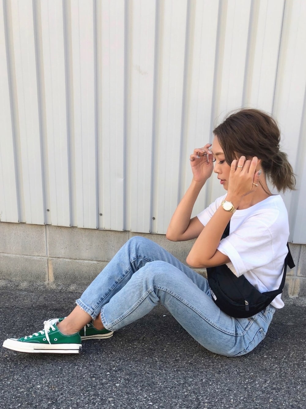 ホワイト系のTシャツ/カットソー、ブルー系のデニムパンツ、ブラック系のボディバッグ/ウエストポーチを着用したレディースの夏コーディネートの1枚目の写真