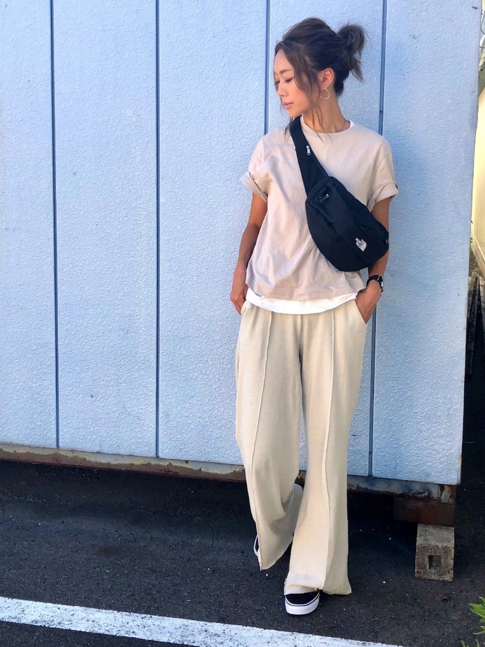 ベージュ系のTシャツ/カットソー、ベージュ系のその他パンツ、ブラック系のボディバッグ/ウエストポーチを着用したレディースの夏コーディネートの1枚目の写真