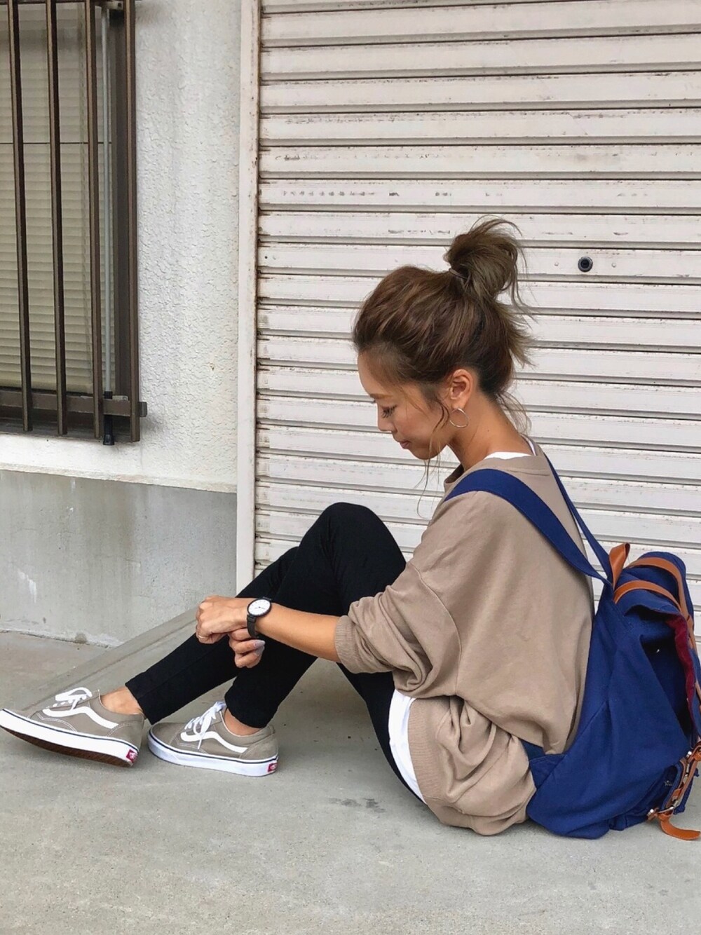 「秋服準備はじめました、ママコーデ、スウェット、ゆるコーデ、スキニーデニム、リュック、バックパック、VANS、シンプル、プチプラコーデ」｜「H&Mのアイテム（スウェット、ブラウン系）」を使った、Ikumi さん（レディース・167cm）の秋コーディネートの1枚目の写真