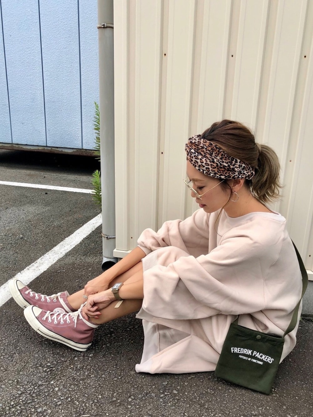 ホワイト系のワンピース、グリーン系のハンドバッグ、その他のヘアバンドを着用したレディースの秋コーディネートの1枚目の写真