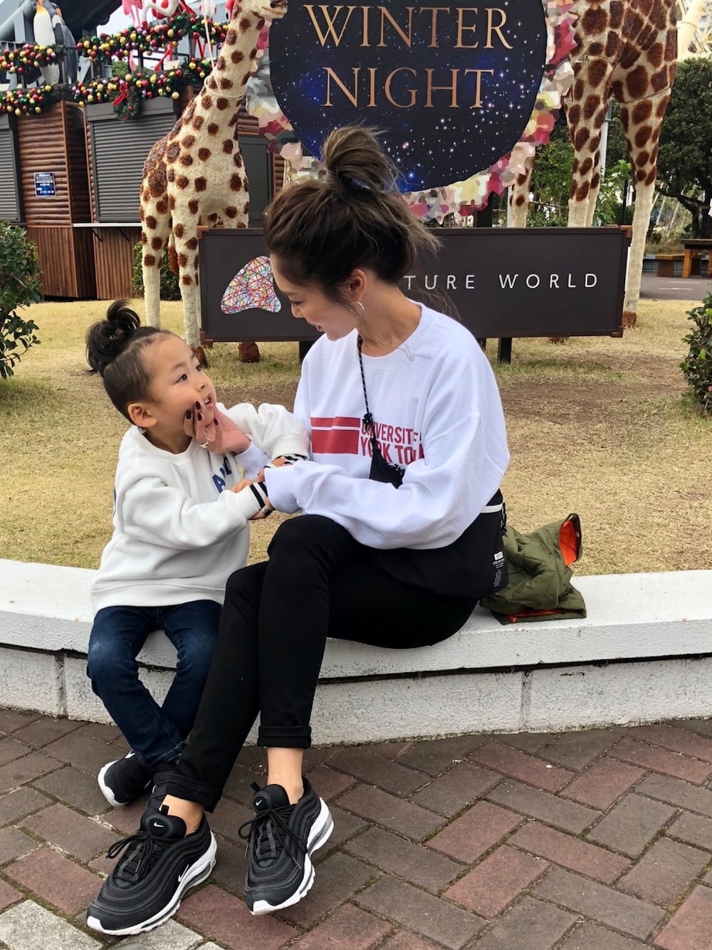 「おやこーで。、親子コーデ、親子でおそろい、NIKE AIR MAX、NIKE、スウェット、スキニーデニム、シンプルコーデ、プチプラコーデ、ダッドスニーカー」｜「Ungridの裏起毛ビッグロゴスウェット（スウェット、ホワイト系）」を使った、Ikumi さん（キッズ・110cm）の冬コーディネートの1枚目の写真
