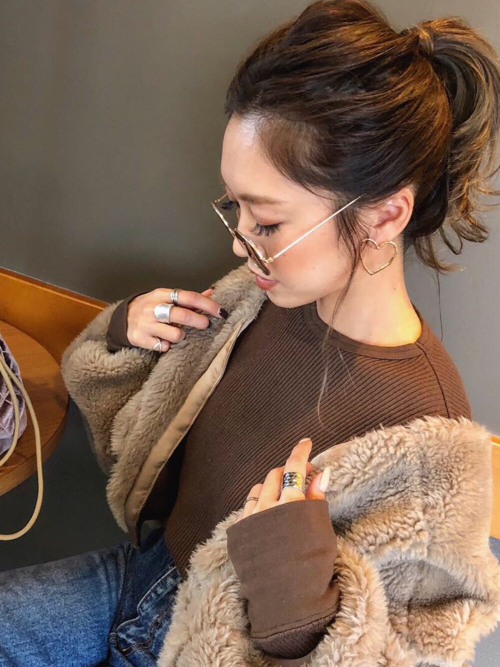 「ママコーデ、ボア、サーマル、ワッフル、ハイウエストデニム、冬コーデ、ハンドメイドピアス、ハートピアス、オトナカジュアル、シンプルコーデ」｜「RED CHOP WORKSのRED CHOP WORKS (レッドチョップワークス） ボアブルゾン（ブルゾン、ブラウン系）」を使った、Ikumi さん（レディース・167cm）の冬コーディネートの1枚目の写真