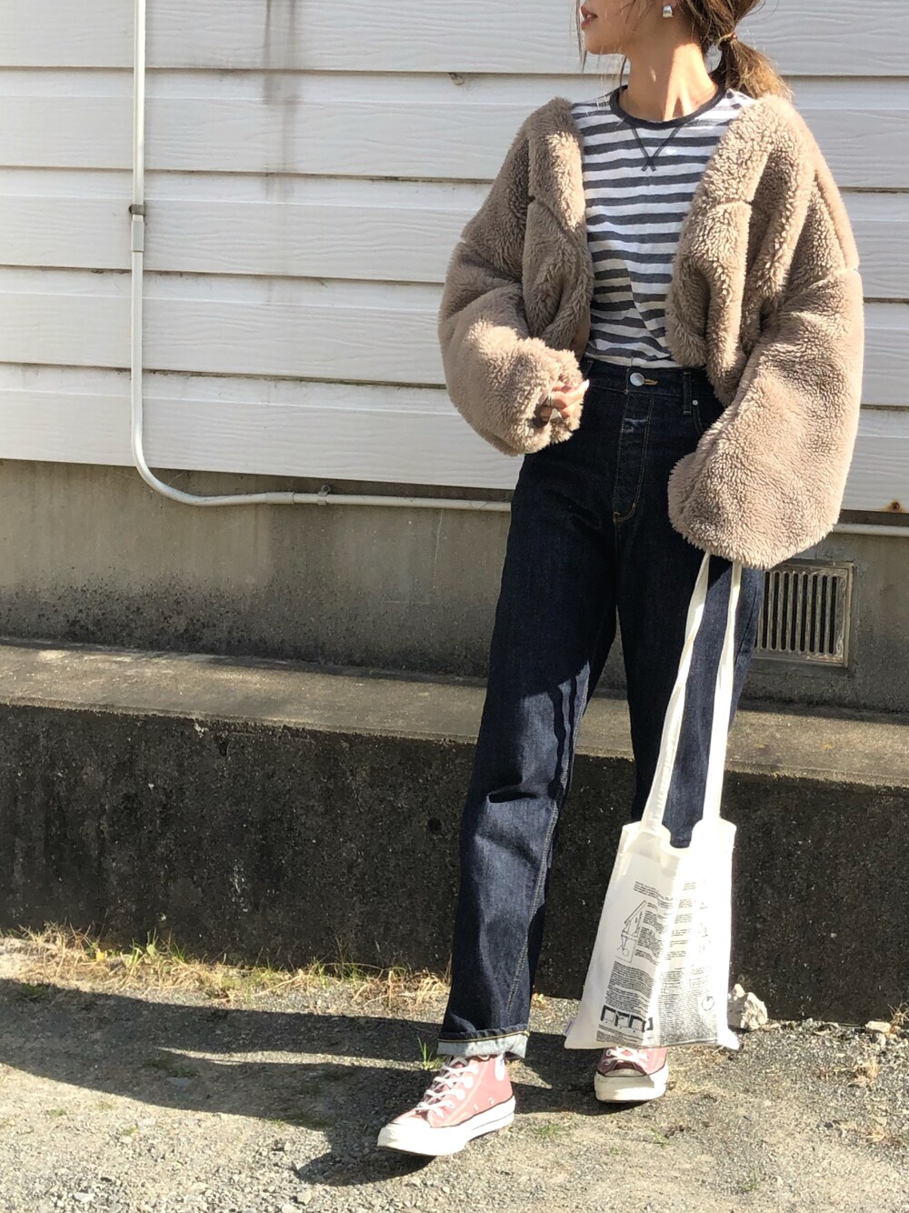 「ママコーデ、オトナカジュアル、ボーダートップス、ワンウォッシュデニム、シンプル、モコモコアウター、ボア、ハイウエストデニム、トートバッグ、ラフ」｜「RED CHOP WORKSのRED CHOP WORKS (レッドチョップワークス） NewボーダーロングロンＴ（Tシャツ/カットソー、グレー系）」を使った、Ikumi さん（レディース・167cm）の冬コーディネートの1枚目の写真