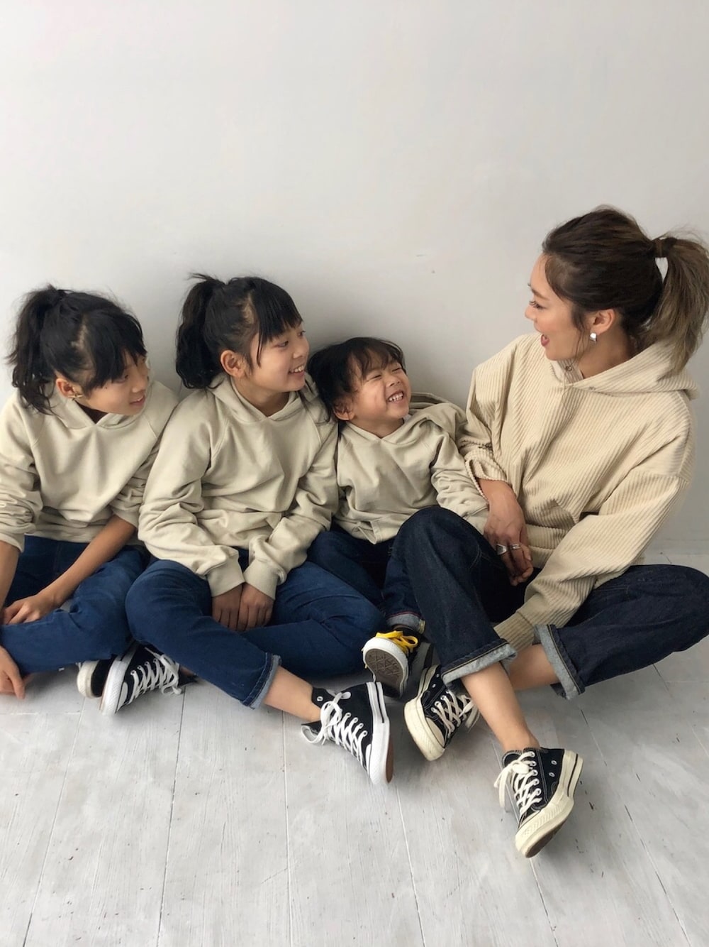 「おやこーで。、親子コーデ、親子でおそろい、親子リンク、キッズコーデ、ママコーデ、パーカー、converse、シンプル、プチプラ」｜「devirockの無地スウェット長袖パーカー プルパーカー（パーカー、ベージュ系）」を使った、Ikumi さん（キッズ・110cm）の冬コーディネートの1枚目の写真