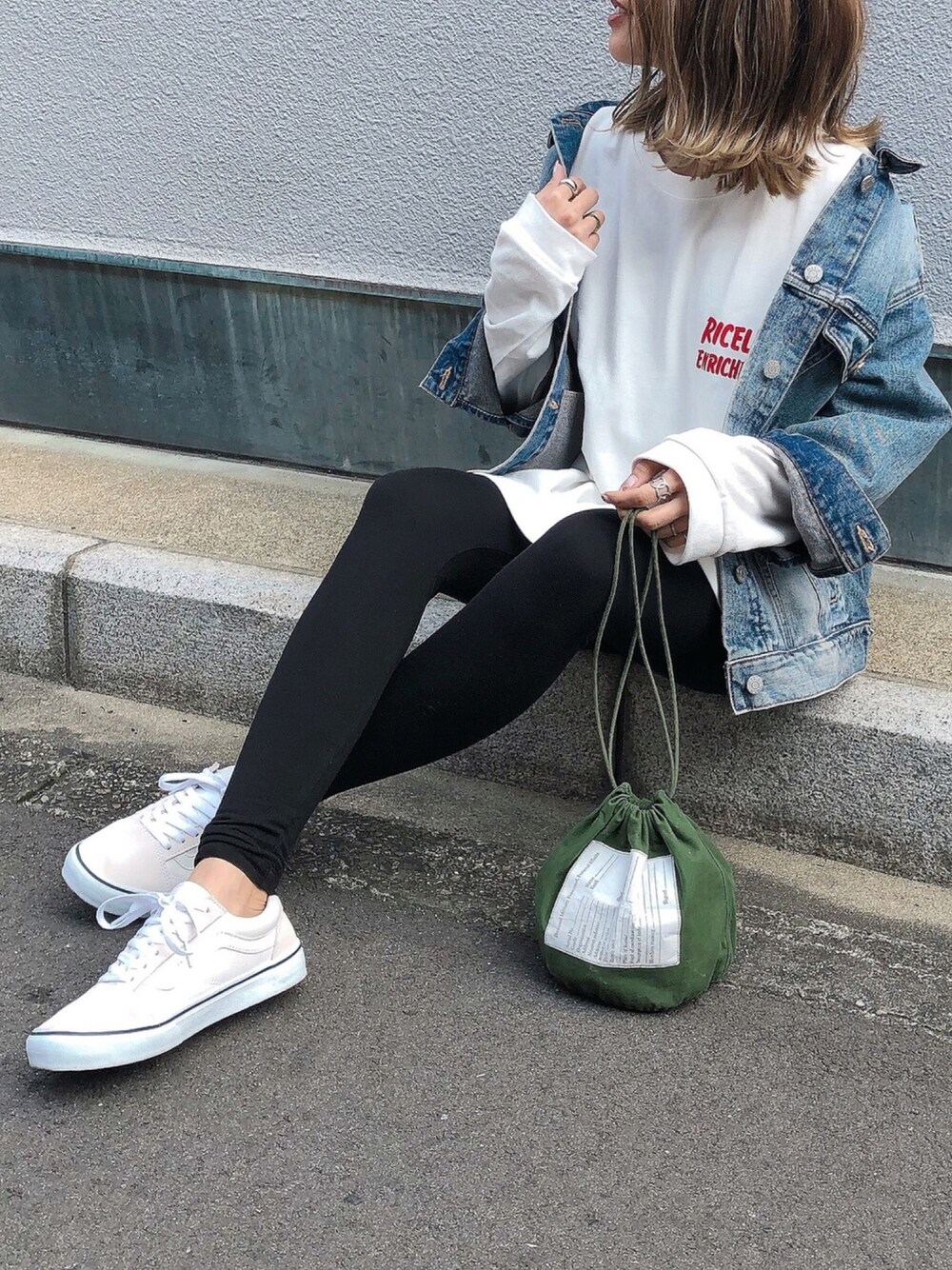 「シンプルコーデ、ラフ、ラクチンコーデ、ママコーデ、バックプリント、ビッグT、VANS、プチプラコーデ、Gジャン、春コーデ」｜「Mila OwenのビッグシルエットデニムGジャン（デニムジャケット、ブルー系）」を使った、Ikumi さん（レディース・167cm）の春コーディネートの1枚目の写真