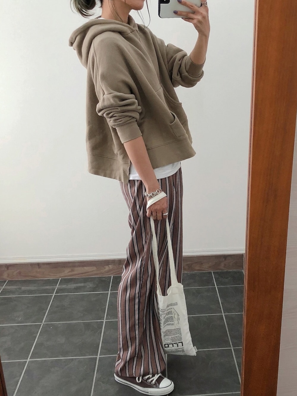 「ママコーデ、春コーデ、大人カジュアル、シンプルコーデ、パーカー、パンツスタイル、ラクチンコーデ、ストライプ、オトナ女子、トートバッグ」｜「Ungridのスリットワイドパーカー（パーカー、ブラウン系）」を使った、Ikumi さん（レディース・167cm）の春コーディネートの1枚目の写真