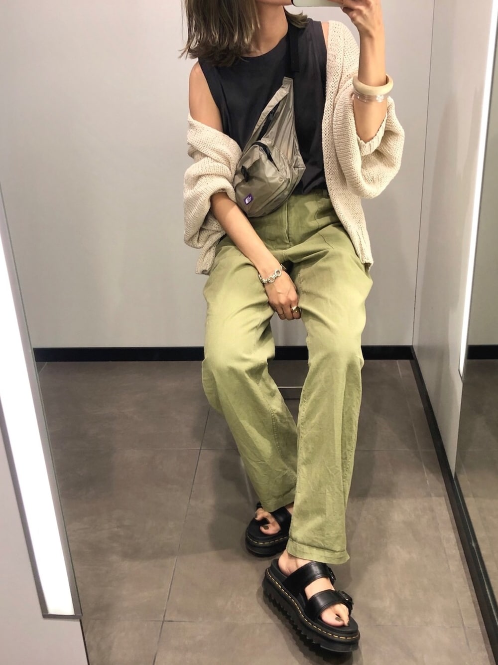 「シンプルコーデ、ママコーデ、楽チンコーデ、春夏コーデ、オトナカジュアル、ゆるコーデ、Dr.Martens、CANALJEAN、THE NORTH FACE、サンダル」｜「THE NORTH FACEのアイテム（ボディバッグ/ウエストポーチ、ベージュ系）」を使った、Ikumi さん（レディース・167cm）の春コーディネートの1枚目の写真