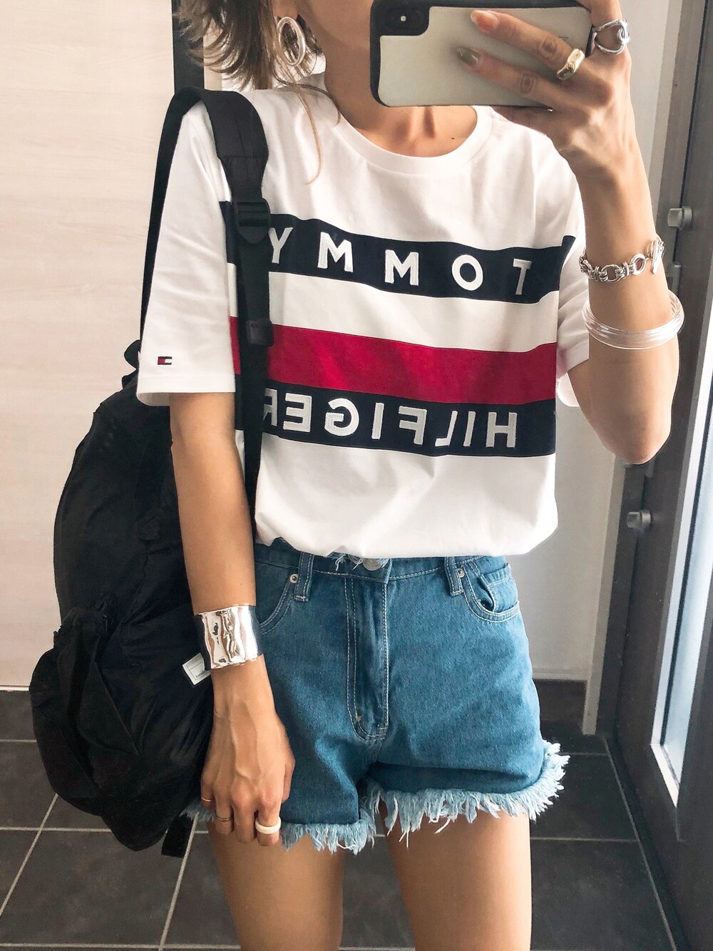 「TOMMY HILFIGER、ロゴT、楽チンコーデ、シンプル、夏コーデ、カジュアルコーデ、ラフ、バックパック、リュック、オトナカジュアル」｜「TOMMY HILFIGERの【オンライン限定】UPSTATE FLAG TEE（Tシャツ/カットソー、ホワイト系）」を使った、Ikumi さん（レディース・167cm）の春コーディネートの1枚目の写真