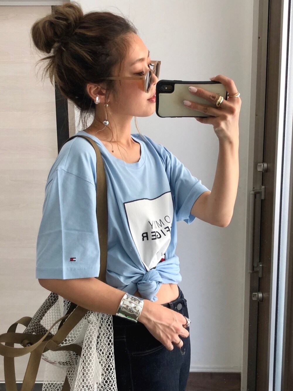 「夏コーデ、TOMMY HILFIGER、カジュアル、メンズライク、大人カジュアル、オトナカジュアル、プチプラ、ママコーデ、メッシュバッグ、スキニーデニム」｜「TOMMY HILFIGERの【オンライン限定カラーあり】ロゴパッチTシャツ（Tシャツ/カットソー、ブルー系）」を使った、Ikumi さん（レディース・167cm）の夏コーディネートの1枚目の写真