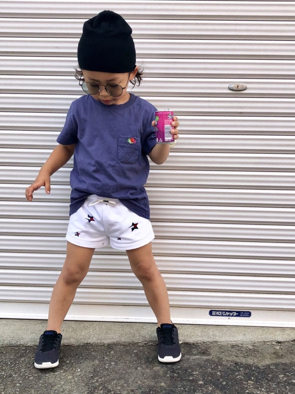 「キッズコーデ、おとこのこ、キッズファッション、ショートパンツ、TOMMY HILFIGER、夏コーデ、シンプルコーデ、カジュアル、ラクチンコーデ、ニット帽」｜「FRUIT OF THE LOOMのFRUIT OF THE LOOM ポケットT(90～150cm)（Tシャツ/カットソー、パープル系）」を使った、Ikumi さん（キッズ・104cm）の夏コーディネートの1枚目の写真