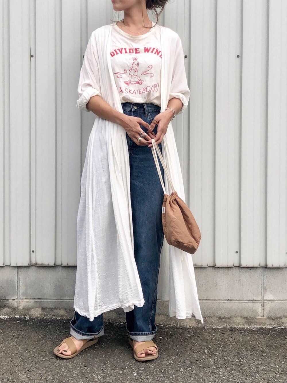 「ユニクロ、UNIQLO、カーブパンツ、ワイドフィットカーブジーンズ、オトナカジュアル、プチプラコーデ、ママコーデ、カジュアル、UNIQLO U、シンプル」｜「select MOCAのヴィンテージ加工スケボープリントコットンクルーネック半袖Tシャツ（Tシャツ/カットソー、ホワイト系）」を使った、Ikumi さん（レディース・167cm）の夏コーディネートの1枚目の写真
