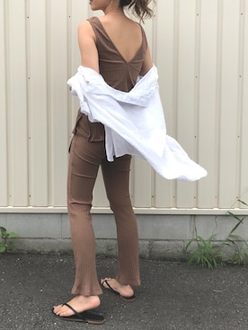 「リブニット」｜「アイテム（ビーチサンダル）」を使った、Ikumi さん（レディース・167cm）の夏コーディネート