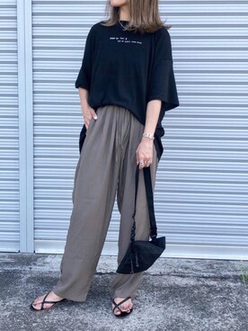 「サテンパンツ」｜「アイテム（ビーチサンダル）」を使った、Ikumi さん（レディース・167cm）の夏コーディネート