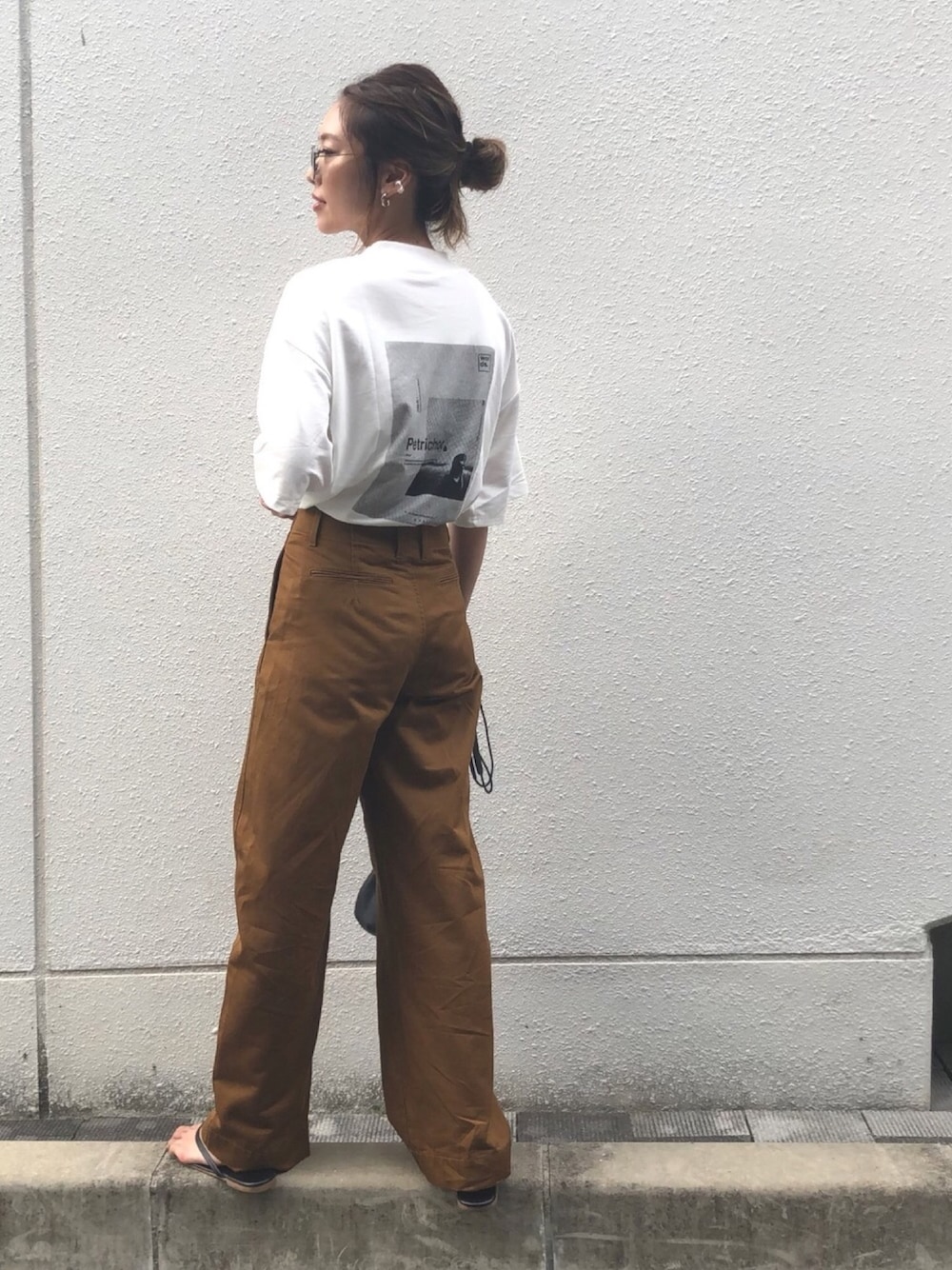 ブラウン系のその他パンツ、ブラック系のサンダルを着用したレディースの夏コーディネートの1枚目の写真