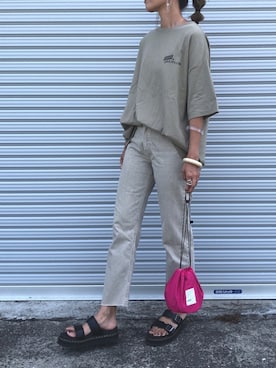 「アイテム（ポーチ）」を使った、Ikumi さん（レディース・167cm）の夏コーディネート