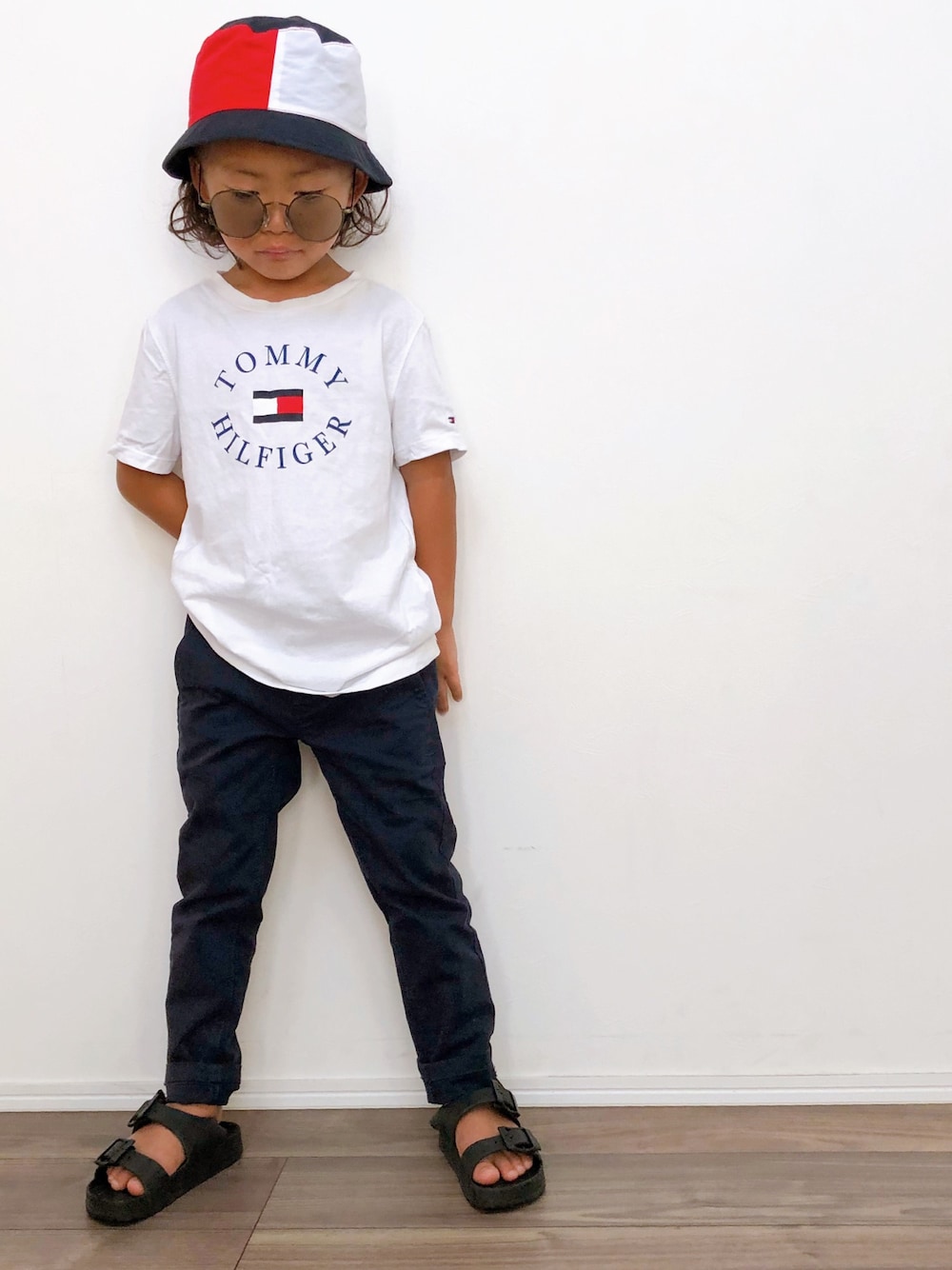 ホワイト系のTシャツ/カットソー、ブルー系のチノパンツ、その他のハットを着用したキッズの夏コーディネートの1枚目の写真