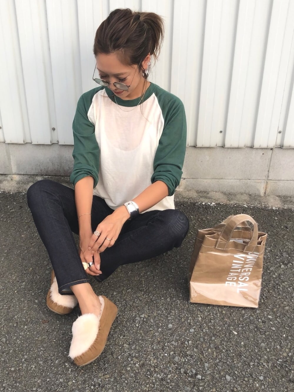 グリーン系のTシャツ/カットソー、ホワイト系のキャミソール、ベージュ系のモカシン/デッキシューズを着用したレディースの夏コーディネートの1枚目の写真