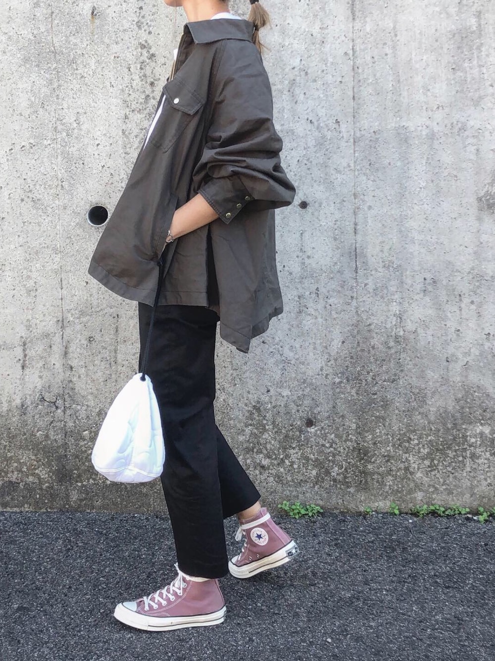 グリーン系のミリタリージャケット、ブラック系のその他パンツ、ホワイト系のエコバッグ/サブバッグを着用したレディースの秋コーディネートの1枚目の写真