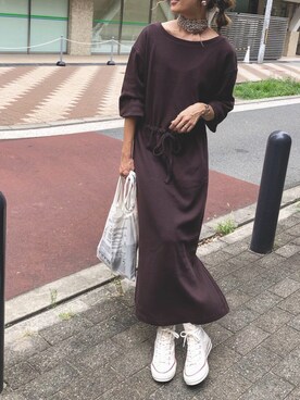 「ワンピース×スニーカー」｜「アイテム（財布/小物）」を使った、Ikumi さん（レディース・167cm）の秋コーディネート