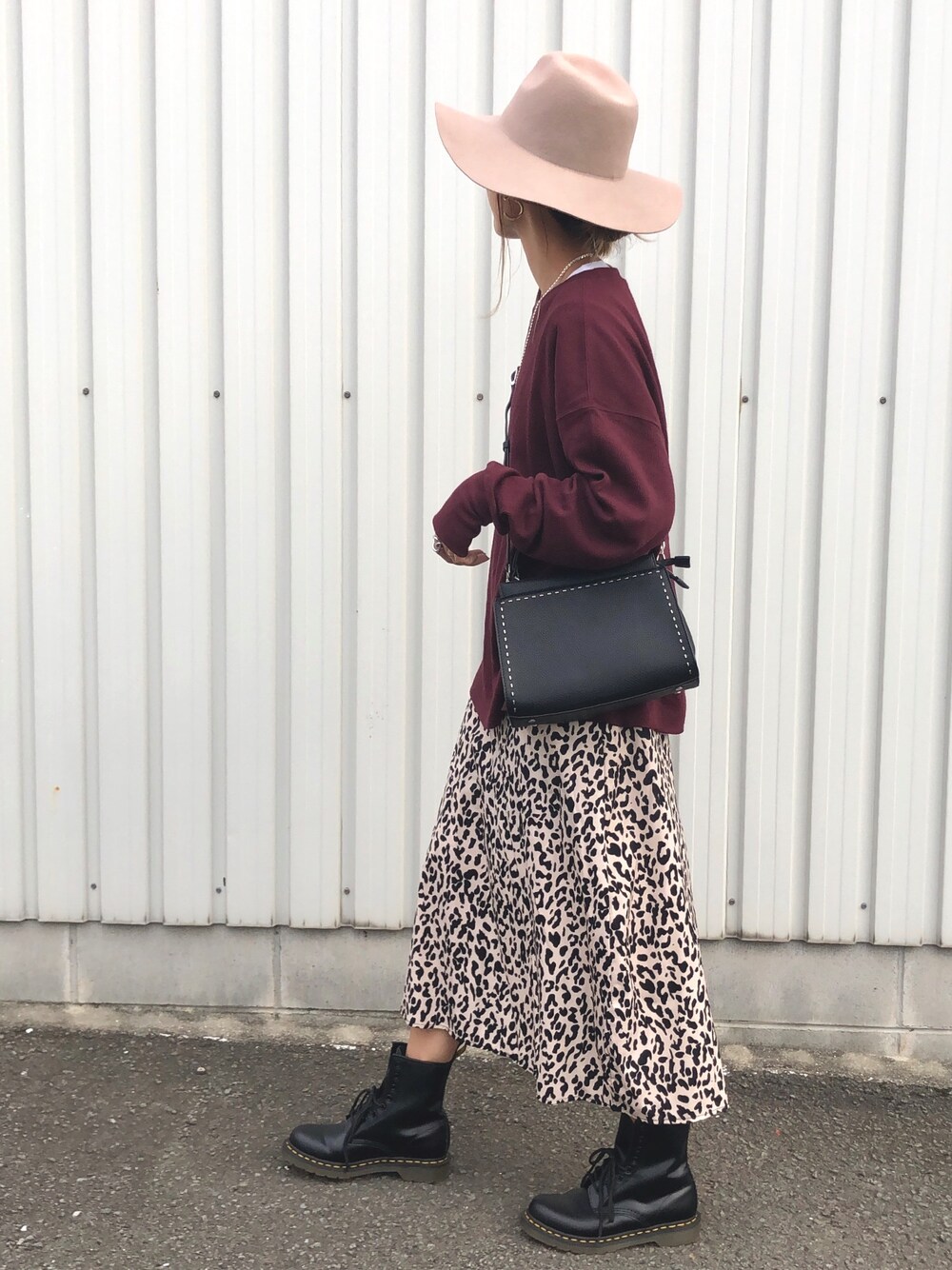 「ママコーデ、スカート、Dr.Martens、8ホール、ハット、シンプルコーデ、プチプラコーデ、ゆるコーデ、秋のコーデ、オトナカジュアル」｜「ShesonのSheson(シーズン)ハニカムニットプルオーバー（Tシャツ/カットソー、パープル系）」を使った、Ikumi さん（レディース・167cm）の秋コーディネートの1枚目の写真