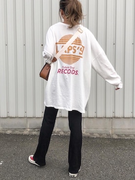 「バックプリント」｜「アイテム（スニーカー）」を使った、Ikumi さん（レディース・167cm）の秋コーディネート