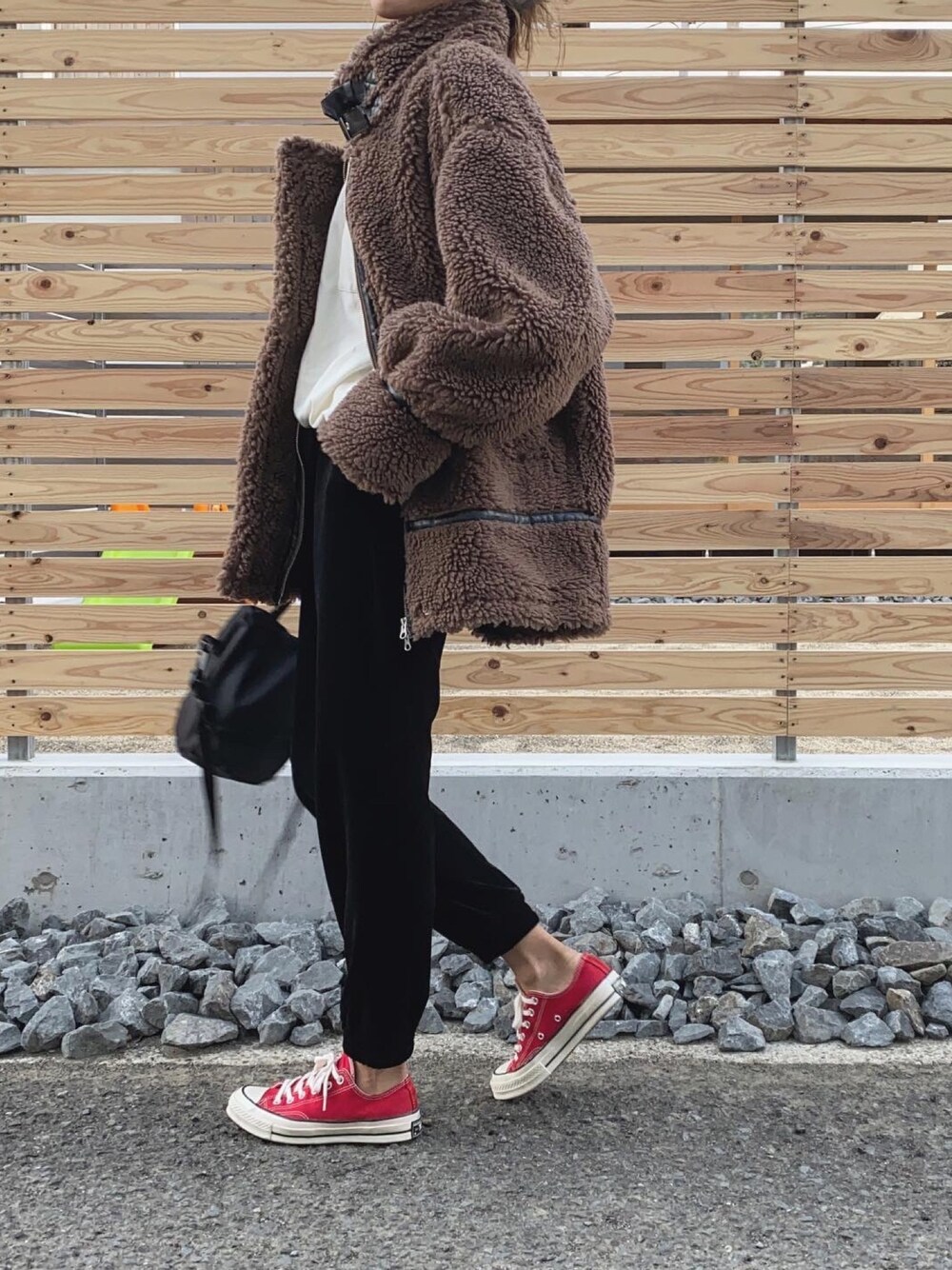 「シンプルコーデ、B3、フライトジャケット、ボアジャケット、ママコーデ、ベロアパンツ、オトナカジュアル、converse、アウター、ラクチンコーデ」｜「BARAKのボアフライトジャケット（その他アウター、ブラック系）」を使った、Ikumi さん（レディース・167cm）の冬コーディネートの1枚目の写真