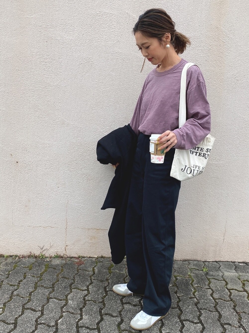 「着回しコーデ、オトナカジュアル、プチプラコーデ、UNIQLO、カーブパンツ、ママコーデ、春コーデ、ジャーマントレーナー、シンプルコーデ、ラクチンコーデ」｜「TODAYFULのスラブコットンロンT（Tシャツ/カットソー、パープル系）」を使った、Ikumi さん（レディース・167cm）の冬コーディネートの1枚目の写真