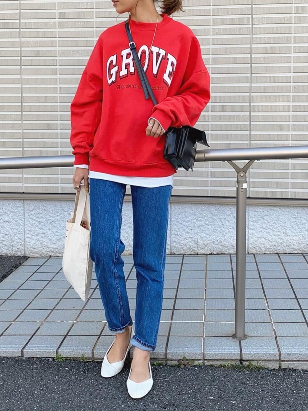 ブルー系のデニムパンツ、ホワイト系のバレエシューズを着用したレディースの冬コーディネートの1枚目の写真