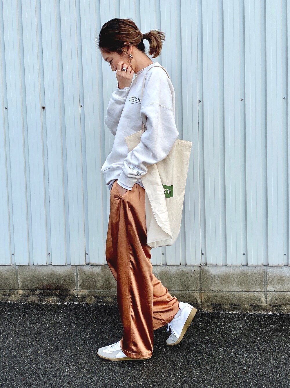 「ゆるコーデ、サテンパンツ、FREAK’Ｓ STORE、フリークスストア、ママコーデ、オトナカジュアル、スウェット、シンプルコーデ、ジャーマントレーナー、ラクチンコーデ」｜「FREAK'S STOREの【一部WEB限定】別注アートスウェット クルーネックプルオーバー"vase with pink roses"（スウェット、ホワイト系）」を使った、Ikumi さん（レディース・167cm）の冬コーディネートの1枚目の写真