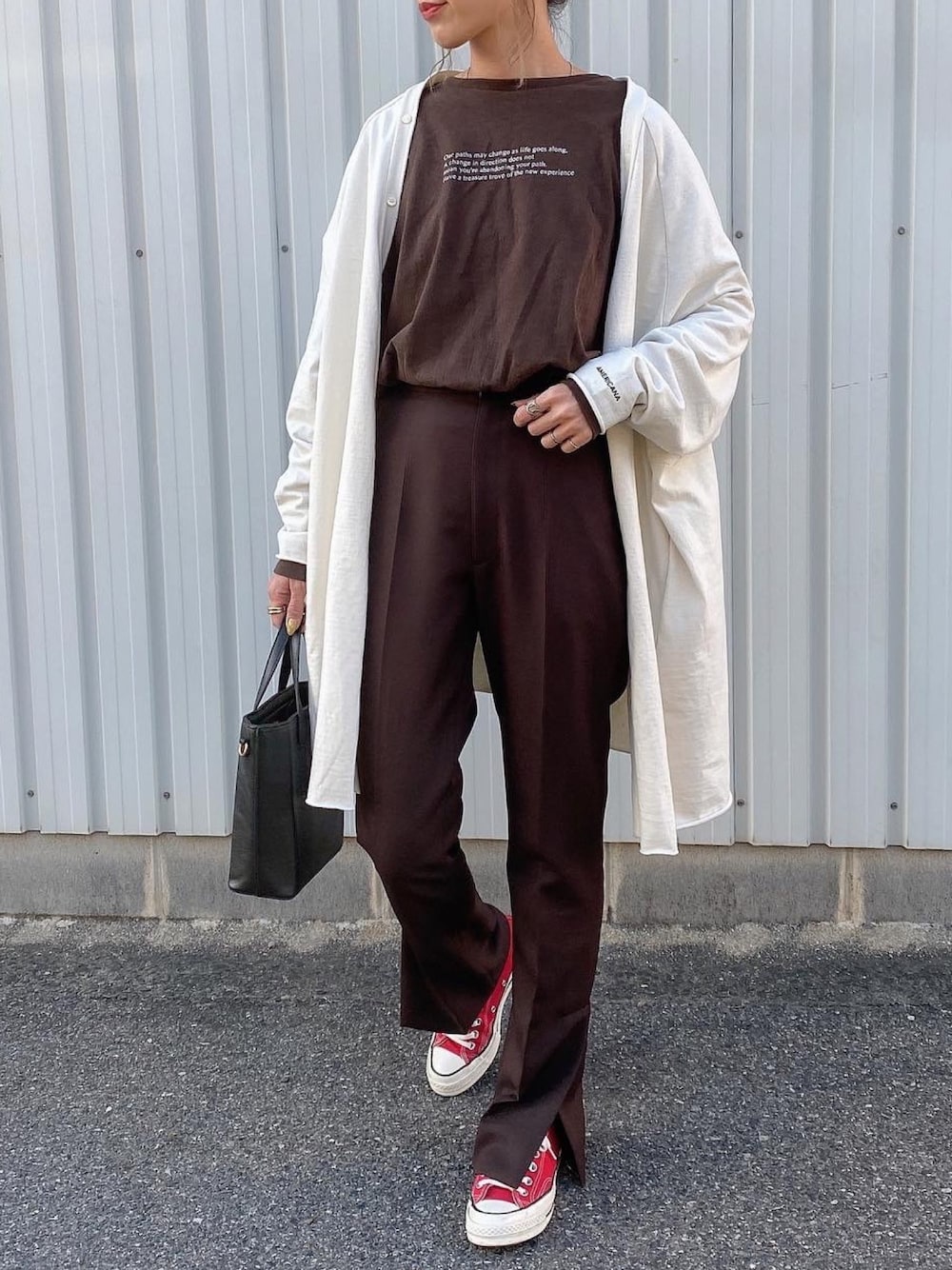 「春コーデ、ママコーデ、カーディガン、ゆるコーデ、シンプルコーデ、ブラウンコーデ、大人カジュアル、Americana 、shinzone、参観日コーデ」｜「BEAUTY&YOUTH UNITED ARROWSの【別注】＜Americana（アメリカーナ）＞ワイドカーディガンΨ（カーディガン/ボレロ、ホワイト系）」を使った、Ikumi さん（レディース・167cm）の冬コーディネートの1枚目の写真