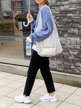 「UNIQLO U」｜「アイテム（スニーカー）」を使った、Ikumi さん（レディース・167cm）の春コーディネート