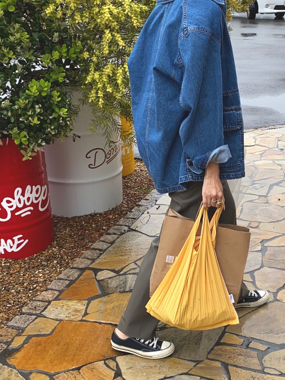 「デニムジャケット、UNIQLO、UNIQLO U、ゆるコーデ、オトナカジュアル、カラーパンツ、ママコーデ、シンプルコーデ、春アウター、ROKU」｜「UNIQLOのデニムワークジャケット（ブルゾン、ブルー系）」を使った、Ikumi さん（レディース・167cm）の春コーディネートの1枚目の写真