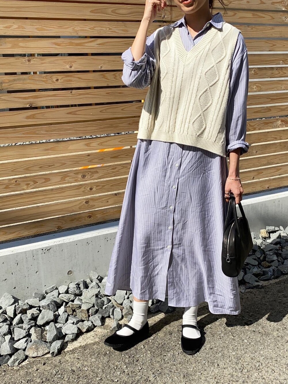 「シャツワンピ、ワンピース、カンフーシューズ、ストライプシャツ、ママコーデ、ボストンバッグ、ニットベスト、オトナカジュアル、シンプルコーデ、ロングシャツ」｜「JOURNAL STANDARD relumeのキュプラストライプシャツワンピース◆（シャツワンピース、グレー系）」を使った、Ikumi さん（レディース・167cm）の春コーディネートの1枚目の写真