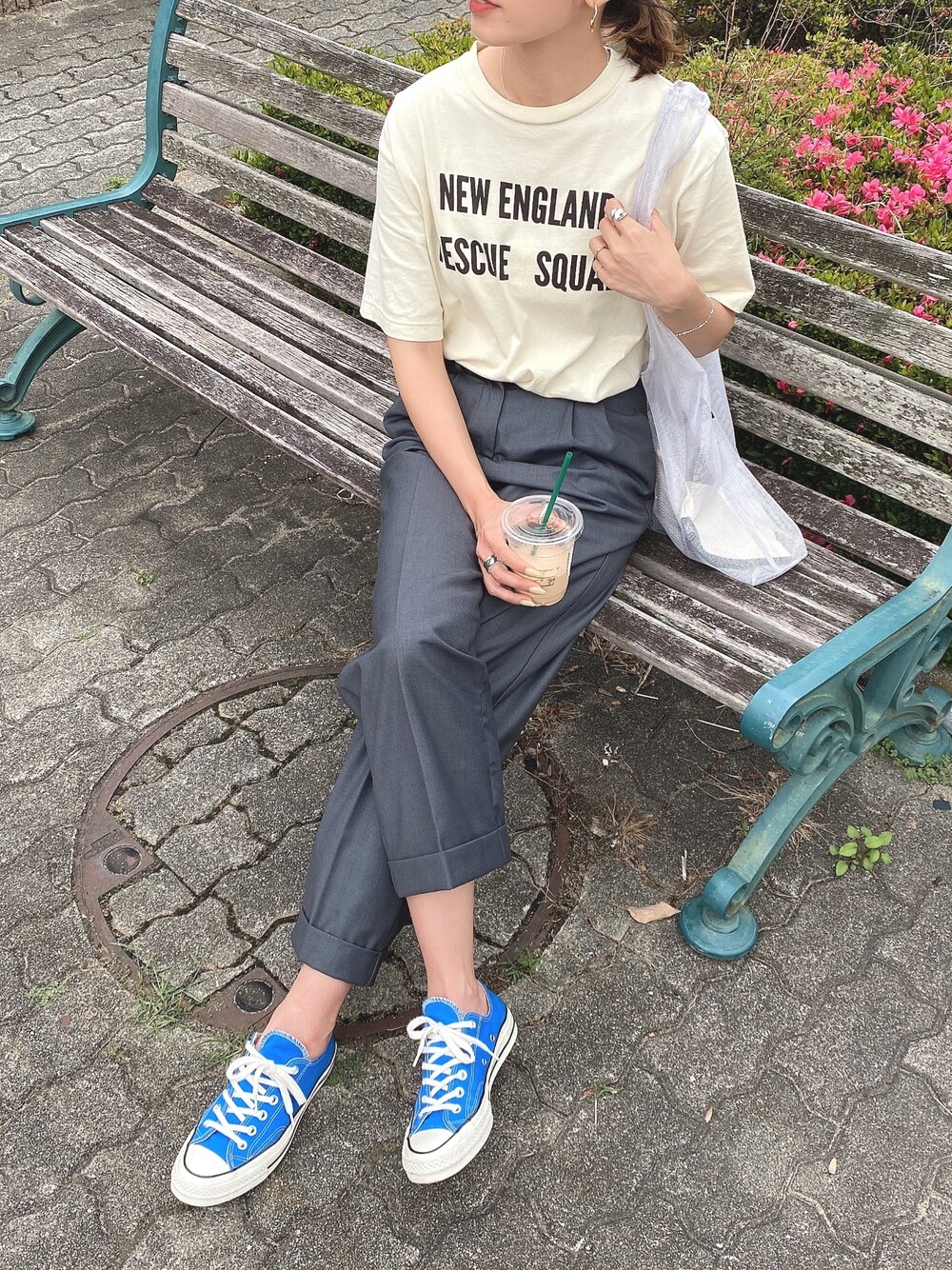 ベージュ系のTシャツ/カットソー、グレー系のその他パンツ、グレー系のトートバッグを着用したレディースの春コーディネートの1枚目の写真