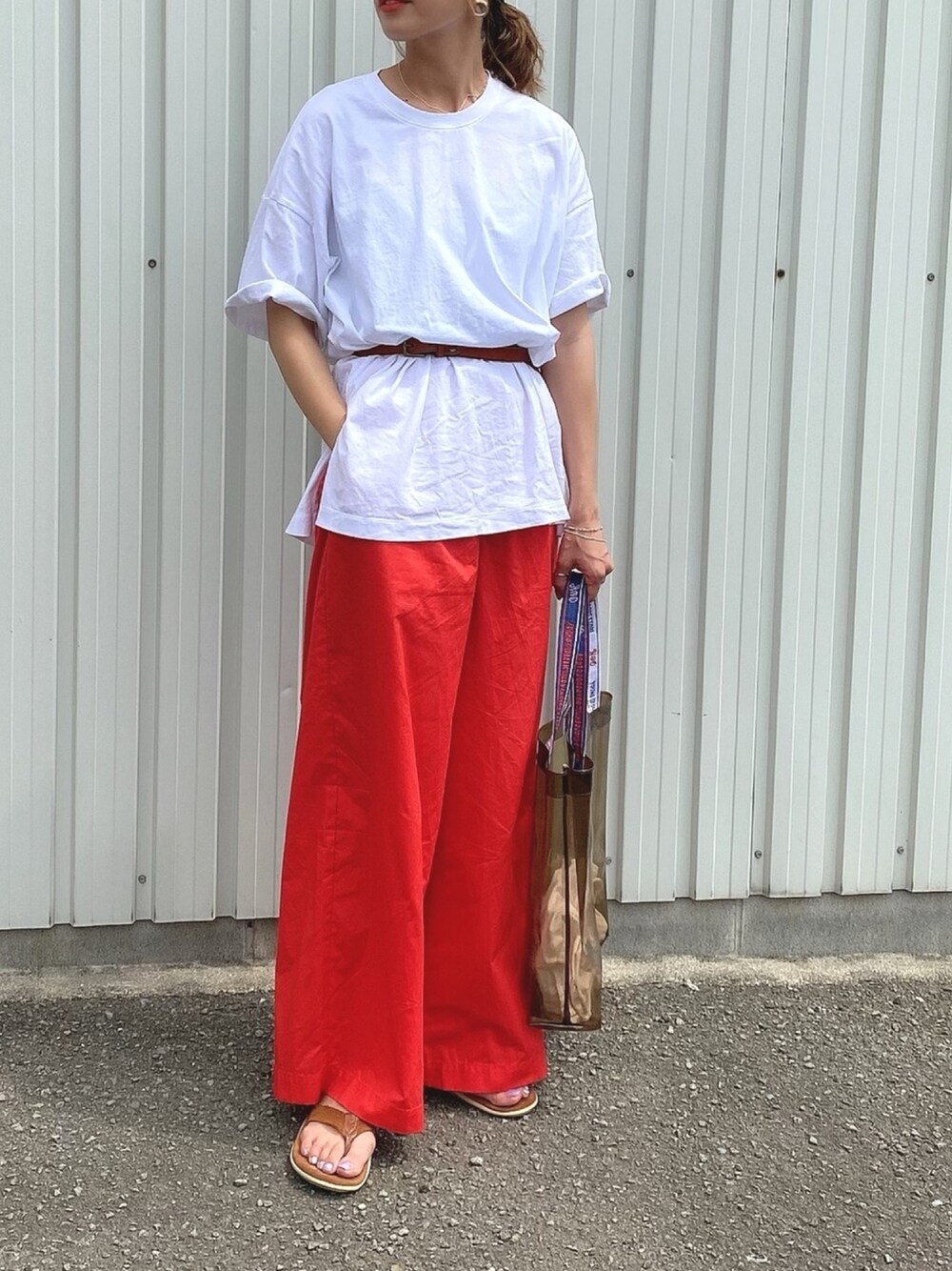 「ガーデンパンツ、niko and ...、カラーパンツ、UNIQLO、ママコーデ、シンプルコーデ、オトナカジュアル、リネンパンツ、ユニクロコーデ、ワイドパンツ」｜「UNIQLOのコットンオーバーサイズチュニック(半袖)（Tシャツ/カットソー、ホワイト系）」を使った、Ikumi さん（レディース・167cm）の夏コーディネートの1枚目の写真