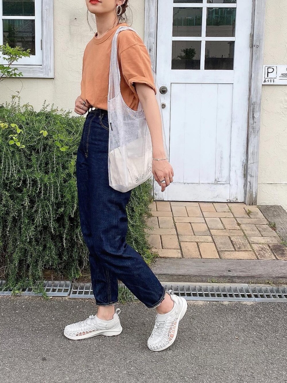 「カジュアルコーデ、大人カジュアル、UNIQLO、クルーネック、シンプルコーデ、デニム、keen、メッシュバッグ、ママコーデ、ユニクロコーデ」｜「UNIQLOのクルーネックT（半袖）（Tシャツ/カットソー、オレンジ系）」を使った、Ikumi さん（レディース・167cm）の夏コーディネートの1枚目の写真