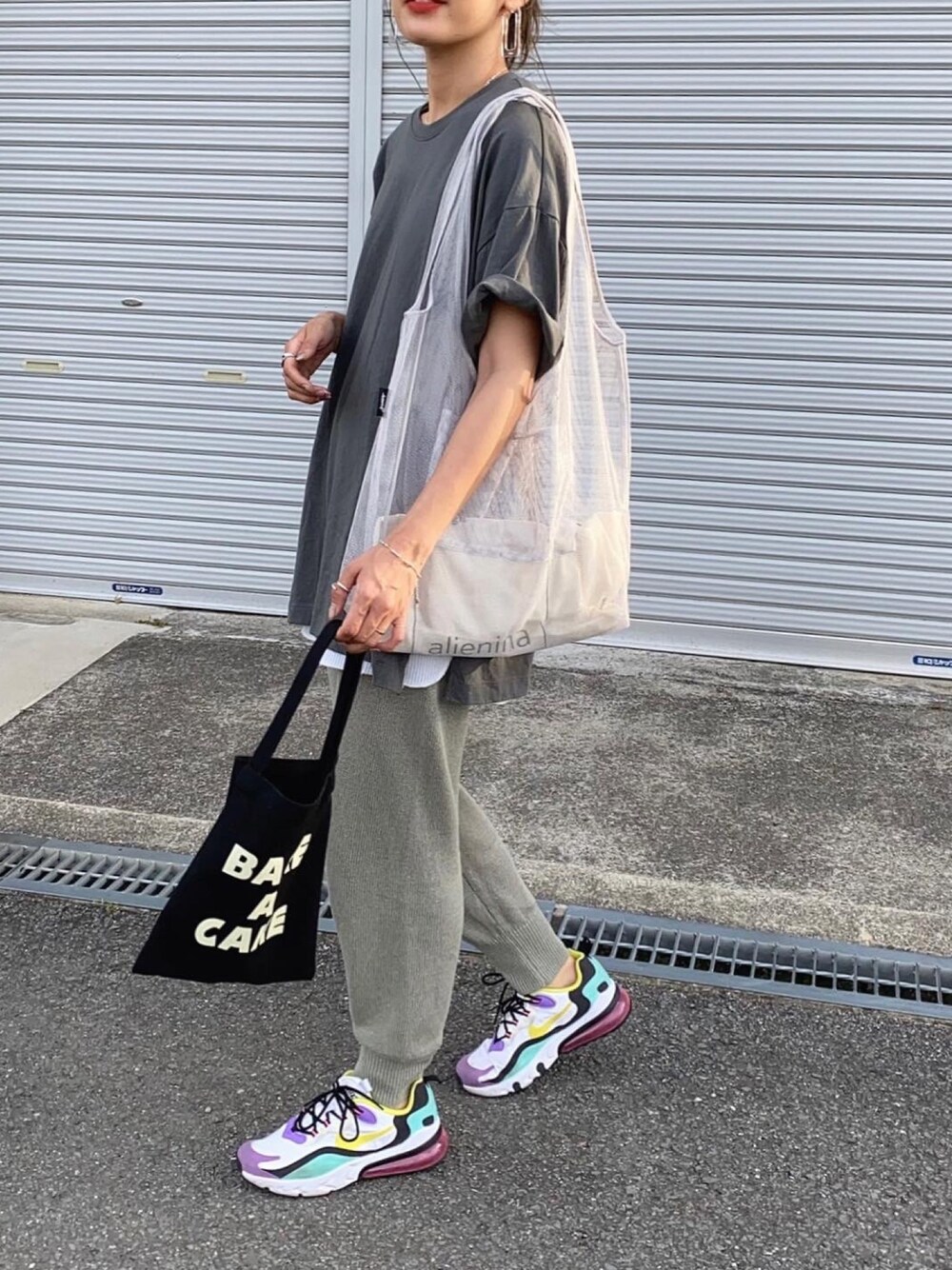 「カジュアルコーデ、ゆるコーデ、UNIQLO、ZARA、ジョガーパンツ、プチプラコーデ、ママコーデ、メッシュバッグ、NIKE AIR MAX、オトナカジュアル」｜「UNIQLOのコットンオーバーサイズチュニック(半袖)（Tシャツ/カットソー、ホワイト系）」を使った、Ikumi さん（レディース・167cm）の夏コーディネートの1枚目の写真