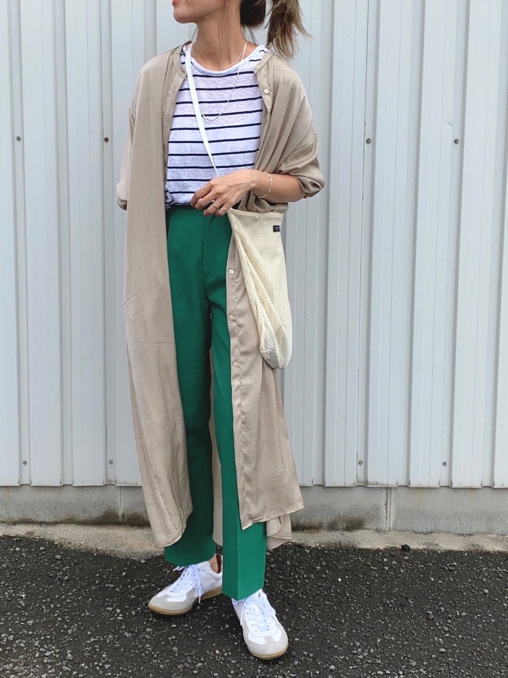「シンプルコーデ、シャツワンピース、シャツスタイル、ボーダー、カラーパンツ、スラックス、ママコーデ、オトナカジュアル、ジャーマントレーナー、着回しコーデ」｜「niko and...のノーカラードレープシャツワンピース（シャツワンピース、ベージュ系）」を使った、Ikumi さん（レディース・167cm）の夏コーディネートの1枚目の写真