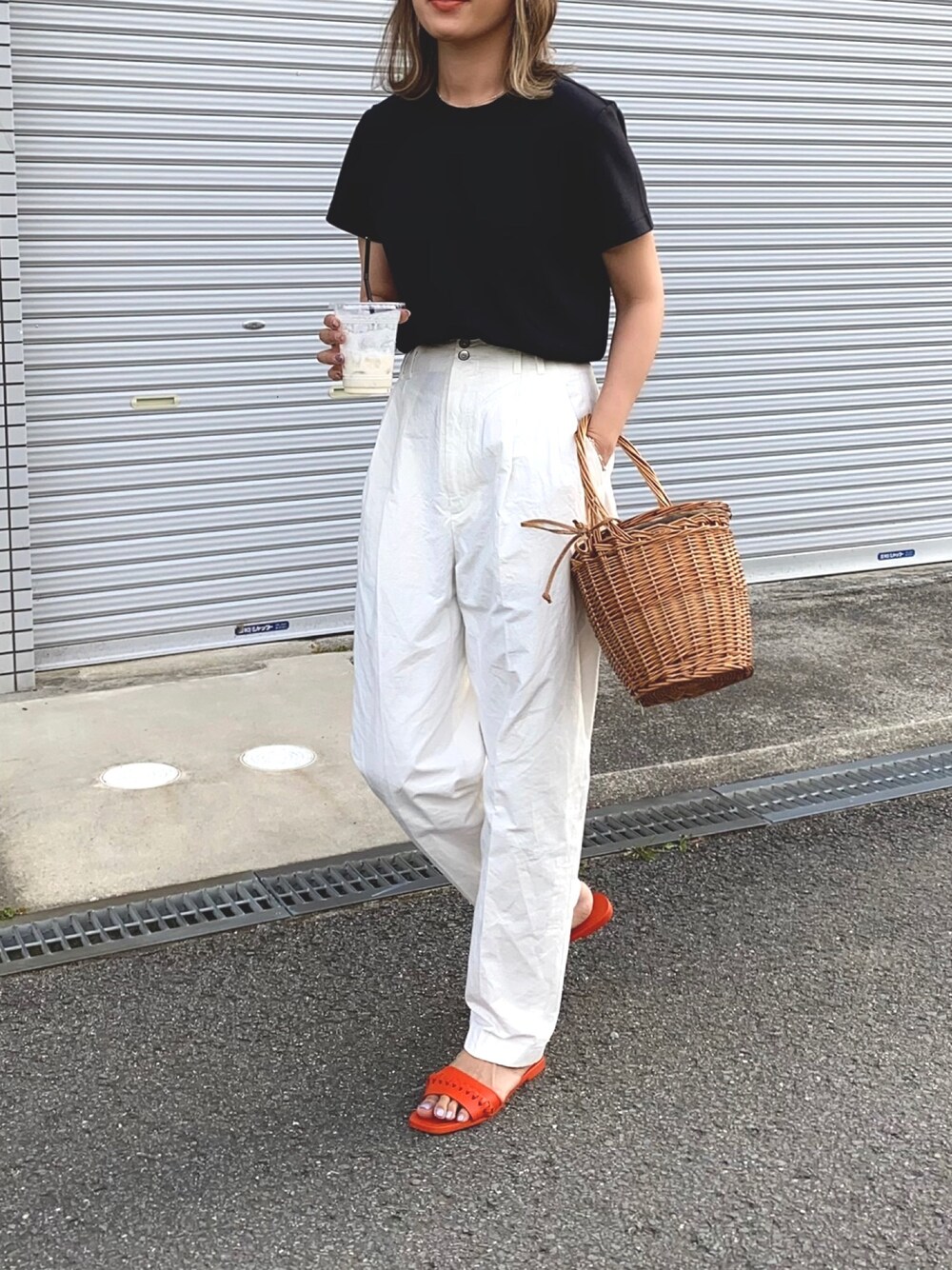 「UNIQLO、クルーネック、タックパンツ、ROKU、シンプルコーデ、ZARA、ママコーデ、かごバッグ、オトナカジュアル、モノトーン」｜「UNIQLOのクルーネックT（半袖）（Tシャツ/カットソー、ブラック系）」を使った、Ikumi さん（レディース・167cm）の夏コーディネートの1枚目の写真