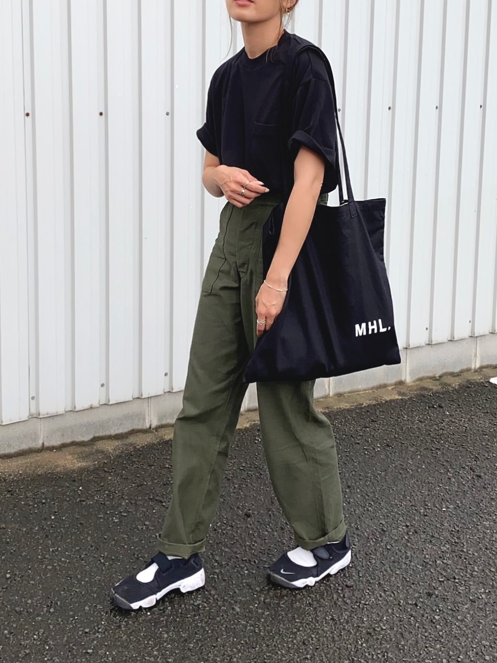 ブラック系のTシャツ/カットソー、グリーン系のパンツ、ブラック系のトートバッグを着用したレディースの夏コーディネートの1枚目の写真