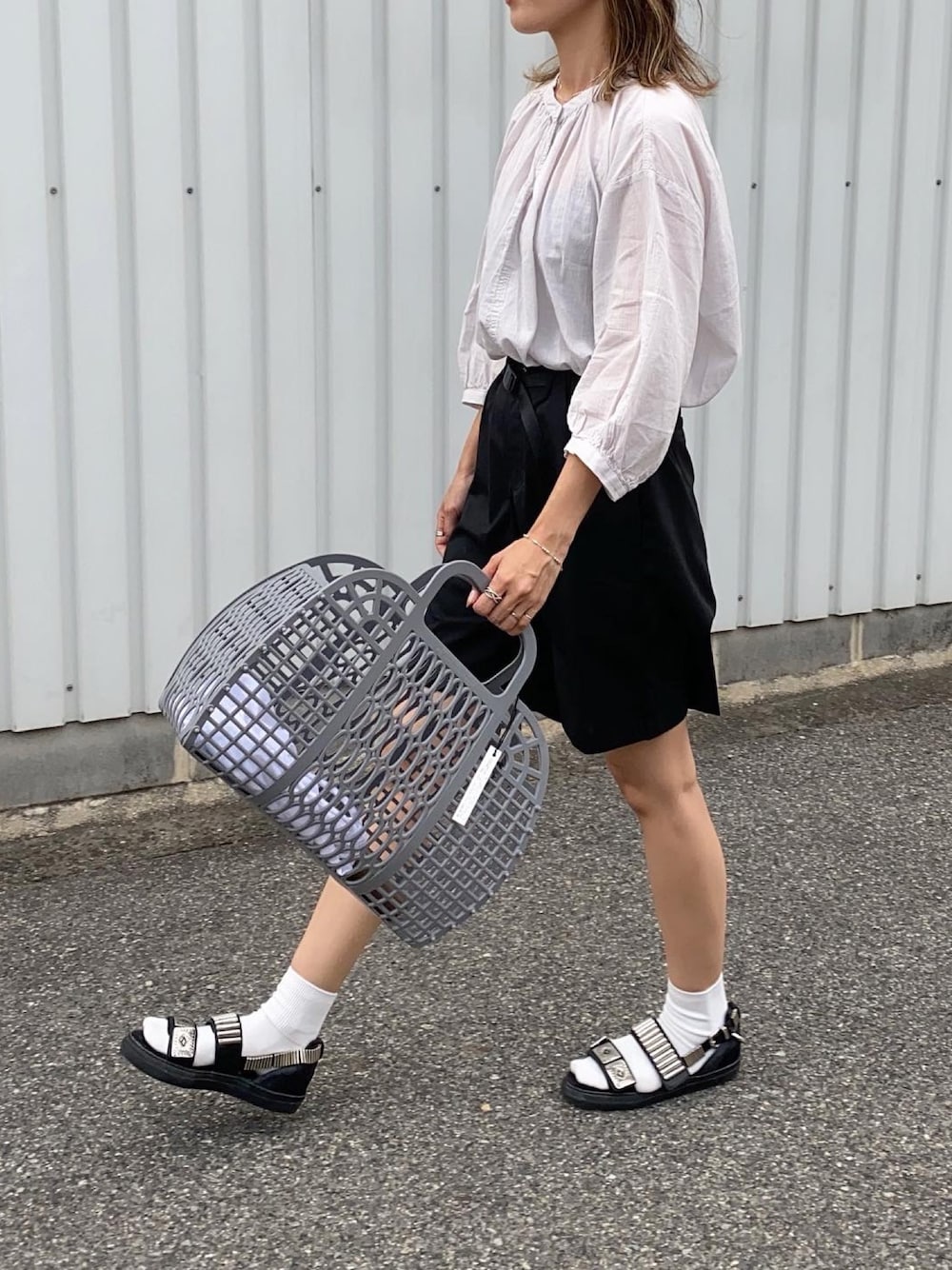 「無印良品、無印コーデ、ハーフパンツ、GRAMICCI、shinzone、マーケットバッグ、エコバッグ、ママコーデ、シンプルコーデ、ブラウス」｜「無印良品のアイテム（シャツ/ブラウス、グレー系）」を使った、Ikumi さん（レディース・167cm）の夏コーディネートの1枚目の写真