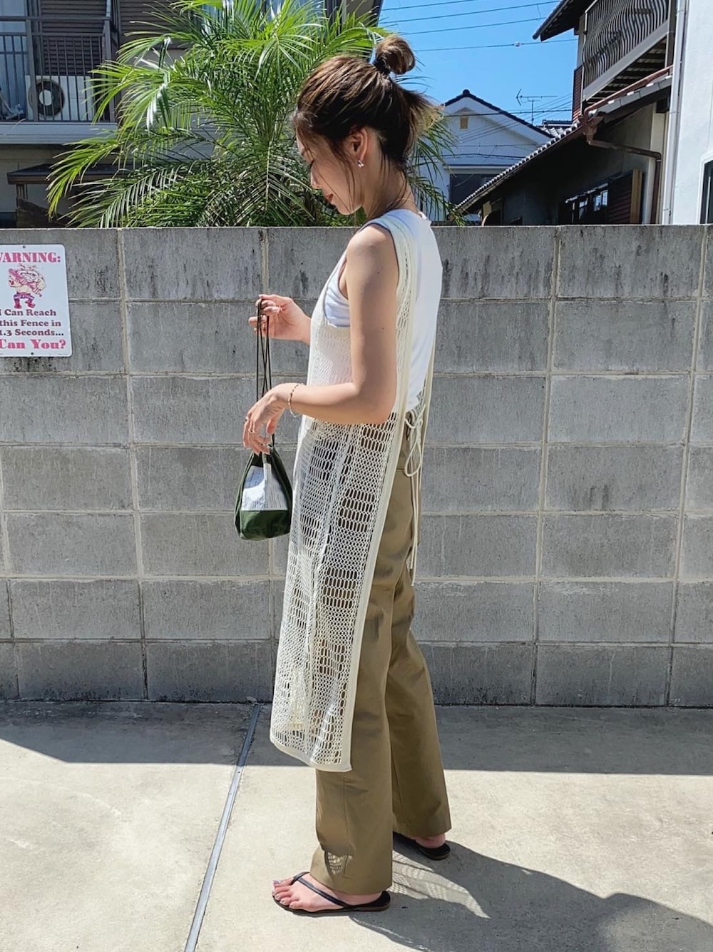 「きれいめカジュアル、オトナカジュアル、メッシュワンピ、ワントーンコーデ、チノパン、shinzone、TODAYFUL、シンプルコーデ、ママコーデ、レイヤードスタイル」｜「TODAYFULのメッシュエプロンドレス（ワンピース、ホワイト系）」を使った、Ikumi さん（レディース・167cm）の夏コーディネートの1枚目の写真