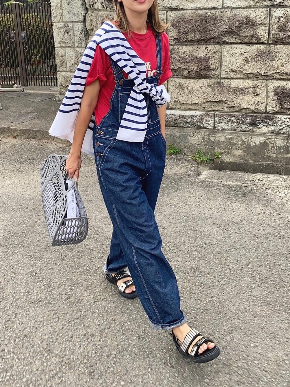 レッド系のTシャツ/カットソー、ブルー系のTシャツ/カットソー、ブルー系のサロペット/オーバーオールを着用したレディースの夏コーディネートの1枚目の写真