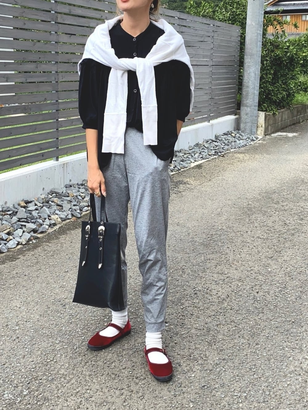 「秋のコーデ、ブラウス、スウェットパンツ、ストラップシューズ、パンツスタイル、シンプルコーデ、オトナカジュアル、バンドカラー、UNIQLO、ママコーデ」｜「THE SHINZONEのメッシュサーマル（Tシャツ/カットソー、ホワイト系）」を使った、Ikumi さん（レディース・167cm）の秋コーディネートの1枚目の写真