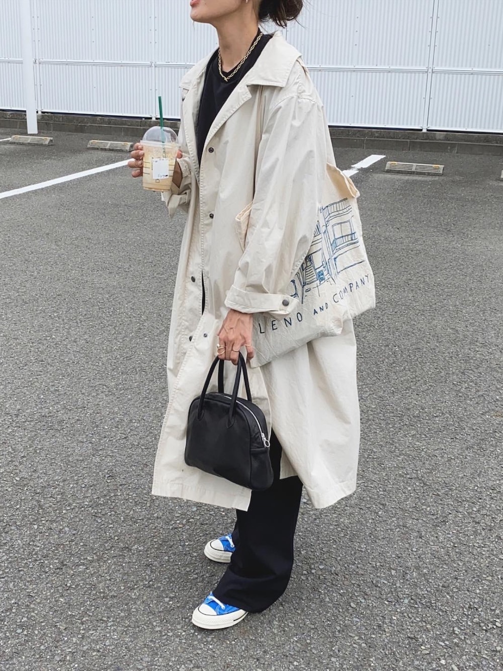 「秋のマイ旬スタイル、秋コーデ、ライトロングコート、UNIQLO U、無印良品、ZARA、シンプルコーデ、オトナカジュアル、ボストンバッグ、ロングコート」｜「UNIQLOのライトロングコート（その他アウター、ベージュ系）」を使った、Ikumi さん（レディース・167cm）の秋コーディネートの1枚目の写真