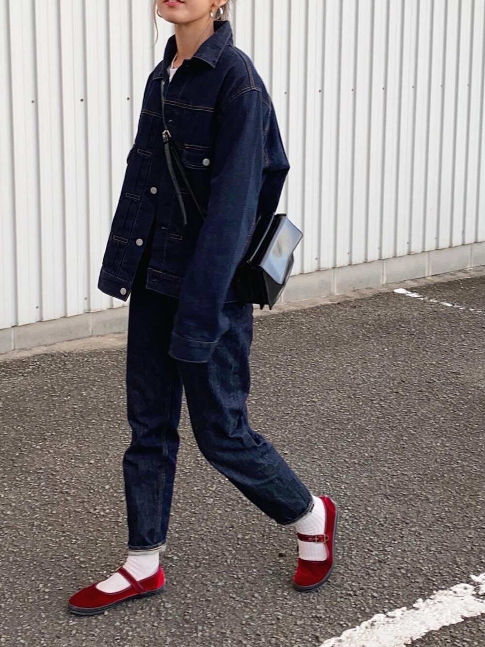 「秋のマイ旬スタイル、秋服、デニムジャケット、ユニクロ、デニムオンデニム、ストラップシューズ、シンプルコーデ、デニムコーデ、オトナカジュアル、高身長女子」｜「UNIQLOのデニムジャケット（ブルゾン、ブルー系）」を使った、Ikumi さん（レディース・167cm）の秋コーディネートの1枚目の写真