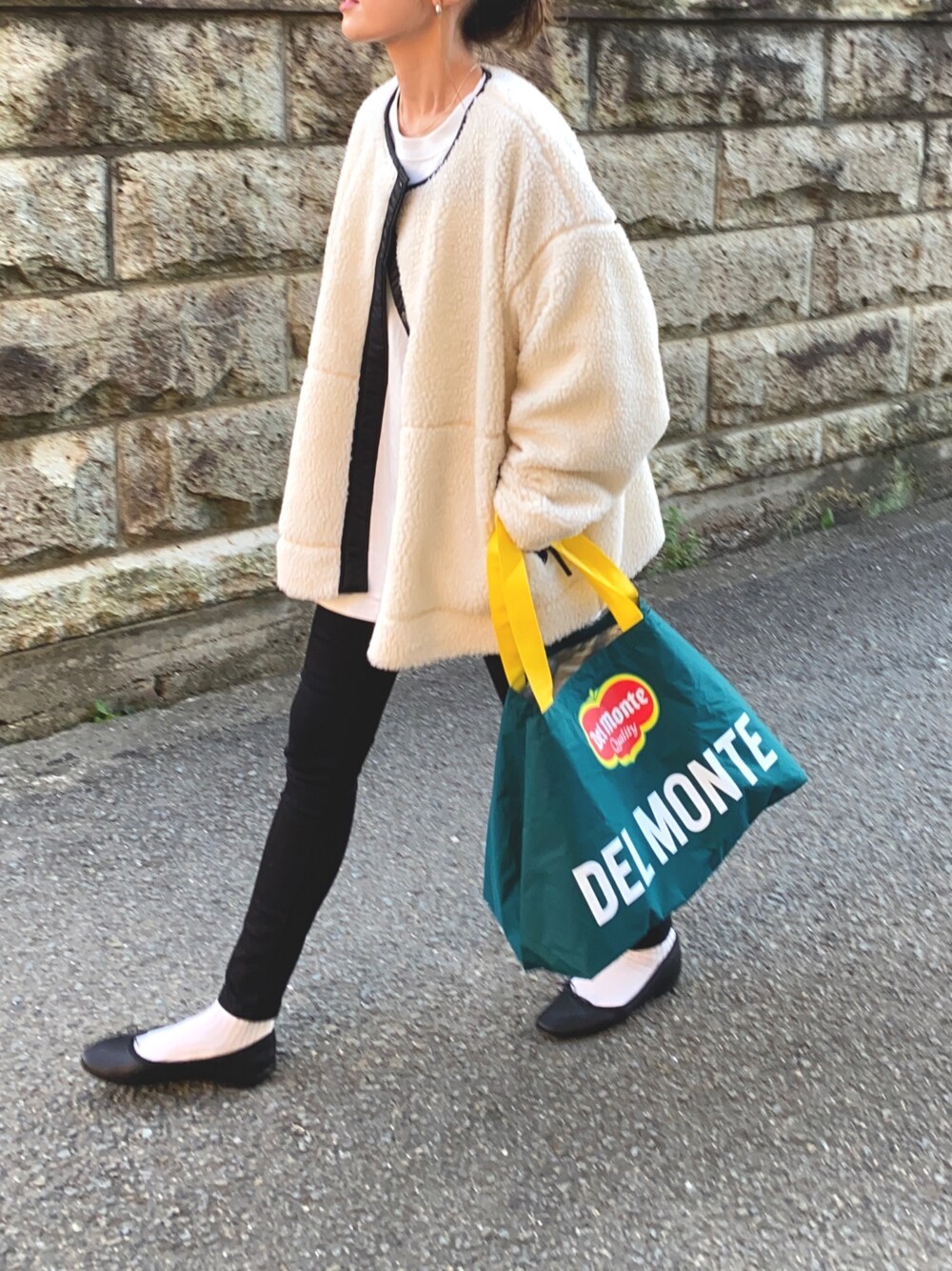 「bonjour sagan、UNFIELD、ボアジャケット、ボア、秋冬コーデ、UNIQLO、シンプルコーデ、バレエシューズ、エコバッグ、オトナカジュアル」｜「UNFIELDの【UNFIELD　配色ボアショートコート】（ブルゾン、ホワイト系）」を使った、Ikumi さん（レディース・167cm）の秋コーディネートの1枚目の写真