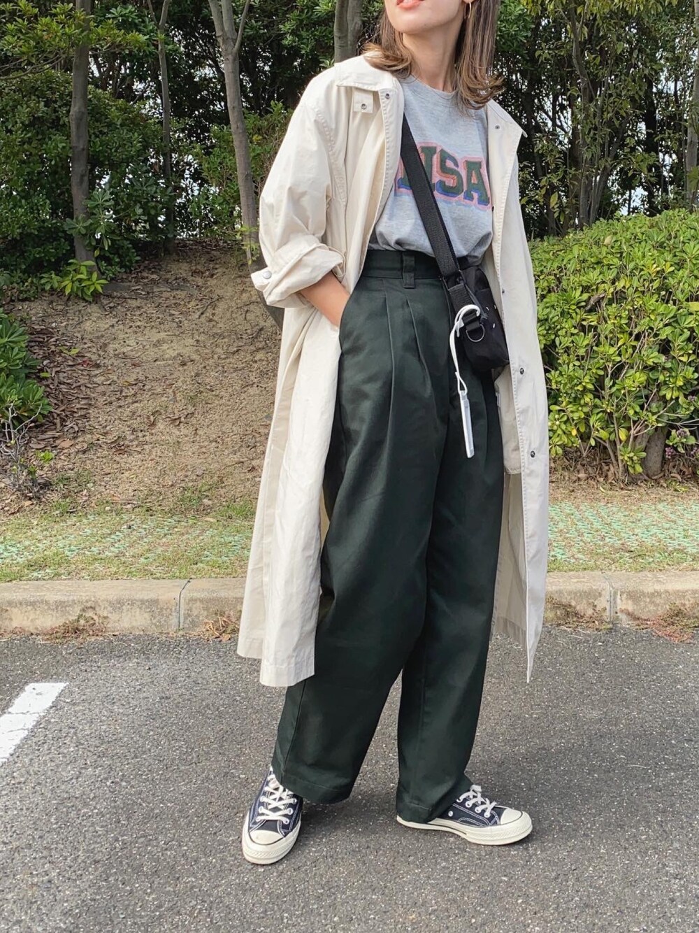 「NotSoApe、ロゴT、pearky_room、nsa、ライトロングコート、UNIQLO、ママコーデ、オトナカジュアル、shinzone、Maison Margiela」｜「Not So ApeのNOT so APE バーシティ NSA Ｔシャツ (UNISEX)（Tシャツ/カットソー、グレー系）」を使った、Ikumi さん（レディース・167cm）の秋コーディネートの1枚目の写真
